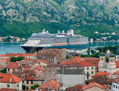 Kotor Körfezi Kotor, M Old Town yakınındaki iskelede liner
