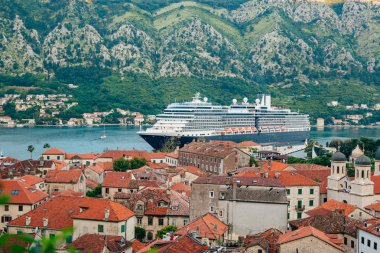 Kotor Körfezi Kotor, M Old Town yakınındaki iskelede liner