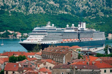 Kotor Körfezi Kotor, M Old Town yakınındaki iskelede liner