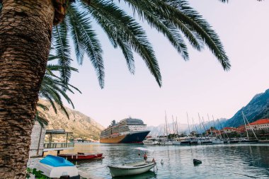 Kotor Körfezi Karadağ'ın büyük yolcu gemisi. Eski