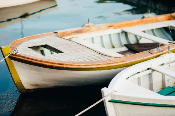 Ahşap tekneler su. Kotor Körfezi içinde Karadağ. Ma — Stok fotoğraf