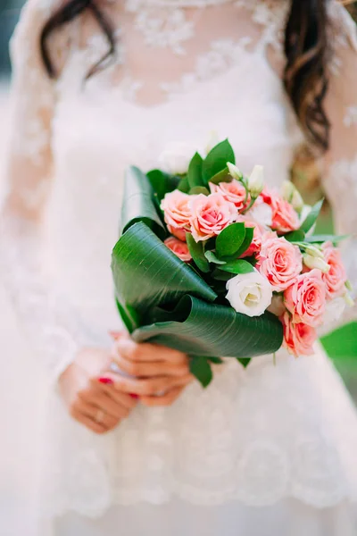 Ramo de boda de rosas rosadas en las manos de las novias. Boda en Monte — Foto de Stock