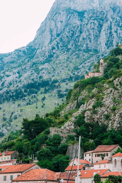 Εκκλησία Gospa od όαση του Κότορ στον τοίχο, Μαυροβούνιο, Κότορ — Φωτογραφία Αρχείου