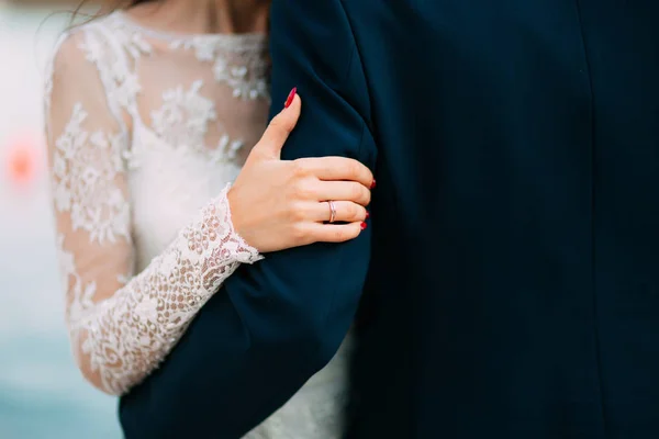 As mãos dos recém-casados com anéis — Fotografia de Stock