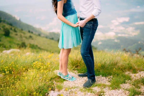 La novia y el novio en el bosque. Los pies de los recién casados en el —  Fotos de Stock