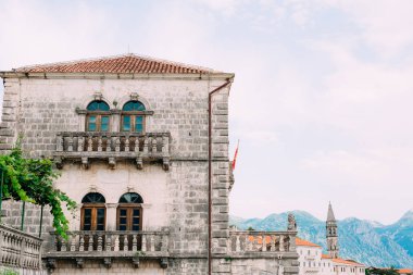 Eski şehir, Perast Kotor Koyu'ndaki, Karadağ kıyısında. İnci