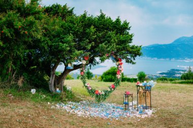 Yuvarlak düğün kemer çiçek ve zeytin dalı. Asılı