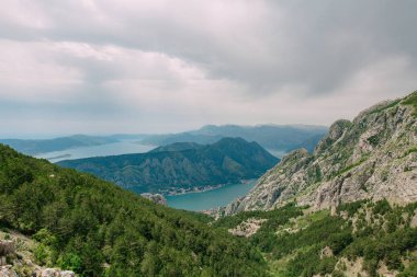 Kotor Körfezi tepelerden. Mount Lovcen için bay göster