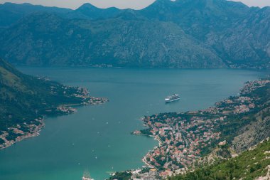 Kotor Körfezi tepelerden. Mount Lovcen için bay göster