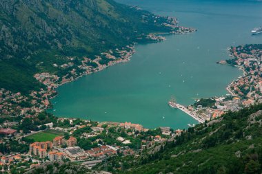 Kotor Körfezi tepelerden. Mount Lovcen için bay göster