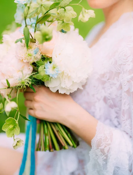 Bruiloft boeket van pioenrozen in de handen van de bruid. Bruiloft in — Stockfoto