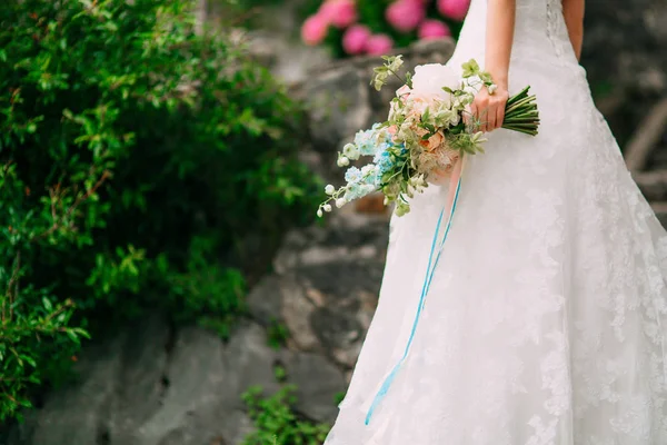 Pernikahan karangan bunga dari peoni di tangan pengantin wanita. Pernikahan masuk. — Stok Foto