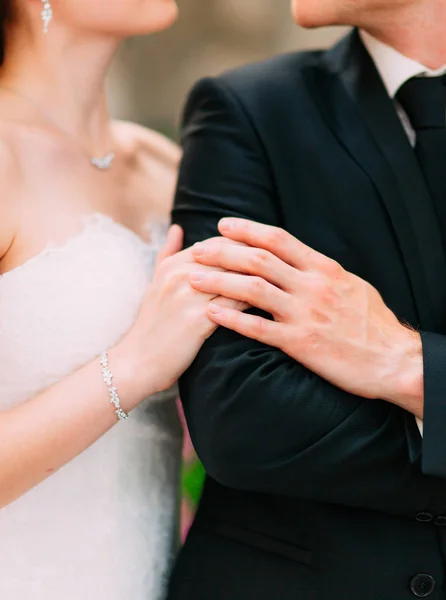 The bride is hugging the groom — Stock Photo, Image