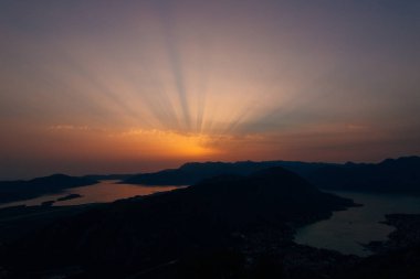Dağlarda günbatımı. Karadağ dağlarda günbatımı. Su