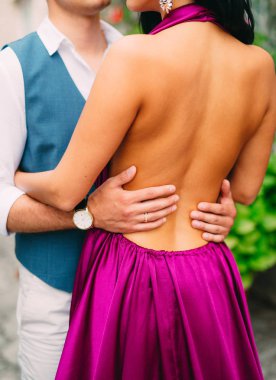 Damat gelini eski şehir kucaklar. Montene düğün