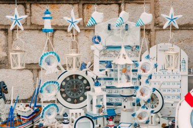 Karadağ'daki Hediyelik eşya dükkanı. Ev yapımı Hatıra Eşyası. Küçük deniz