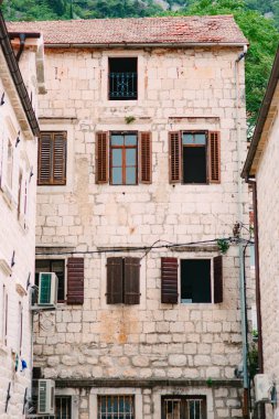 Eski şehir, Perast Kotor Koyu'ndaki, Karadağ kıyısında. İnci