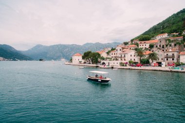 Eski şehir, Perast Kotor Koyu'ndaki, Karadağ kıyısında. İnci