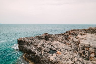 Karadağ'daki deniz buzlu. Kayalık sahil. Vahşi plaj. Dangero