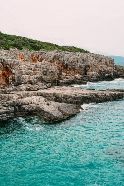 Karadağ'daki deniz buzlu. Kayalık sahil. Vahşi plaj. Dangero