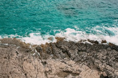 Karadağ'daki deniz buzlu. Kayalık sahil. Vahşi plaj. Dangero