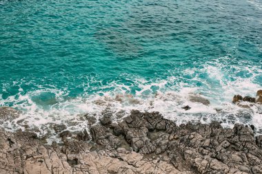 Karadağ'daki deniz buzlu. Kayalık sahil. Vahşi plaj. Dangero