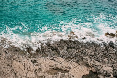 Karadağ'daki deniz buzlu. Kayalık sahil. Vahşi plaj. Dangero