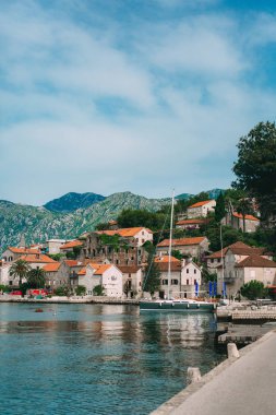 Eski şehir, Perast Kotor Koyu'ndaki, Karadağ kıyısında. İnci