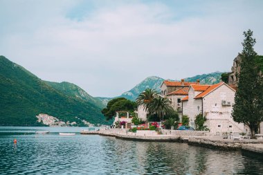 Eski şehir, Perast Kotor Koyu'ndaki, Karadağ kıyısında. İnci