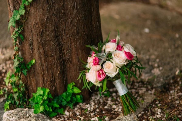 Ramo de boda de rosas, peonías y suculentas en las rocas. W — Foto de Stock