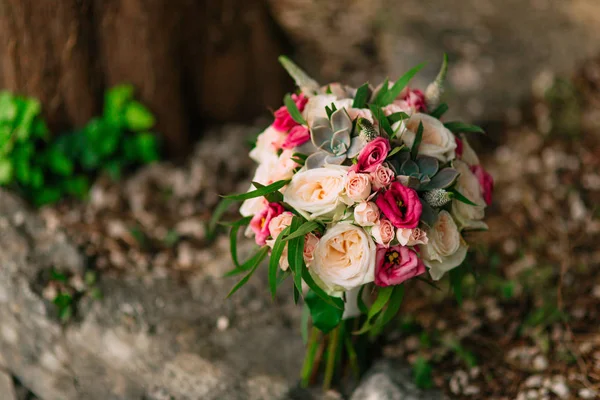 Ramo de boda de rosas, peonías y suculentas en las rocas. W — Foto de Stock