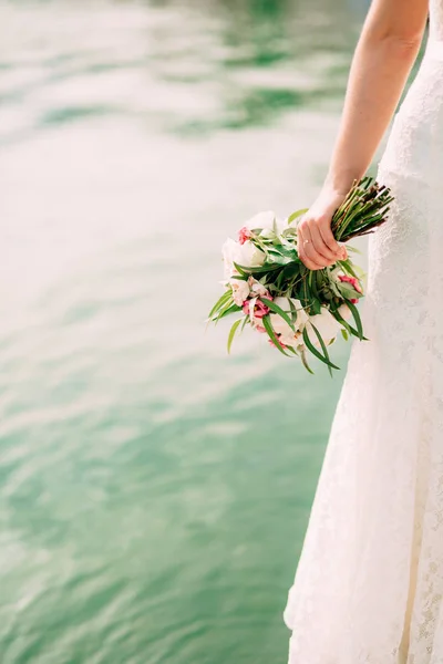 Bruiloft bouquet van rozen, pioenrozen en vetplanten in de handen van — Stockfoto