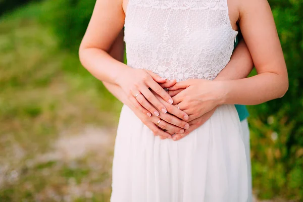 Las manos de los recién casados con anillos — Foto de Stock