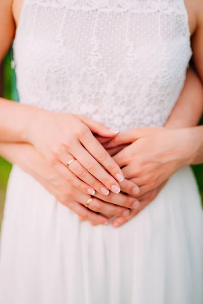 Le mani degli sposi con anelli — Foto Stock