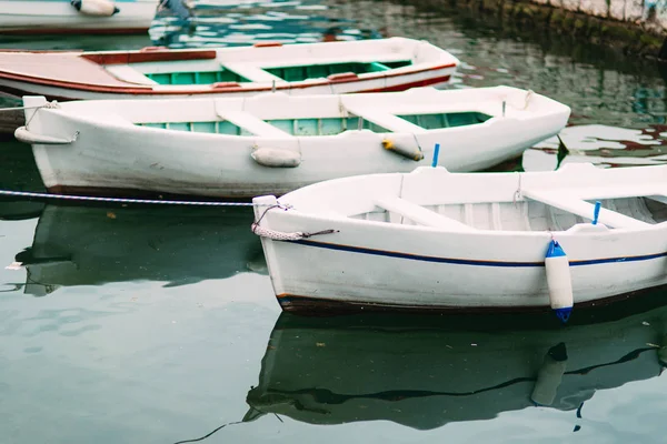 Barcos de madera en el agua. En la Bahía de Kotor en Montenegro. Ma. — Foto de Stock