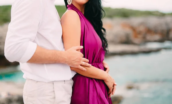 El novio abraza a la novia en la playa. Boda en Montenegro —  Fotos de Stock