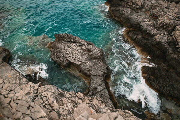 Камни на море в Черногории. Скалистое побережье. Дикий пляж. Дангеро
