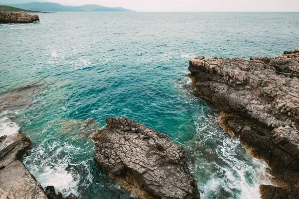 Скелі на узбережжі моря в Чорногорії. Скелястий берег. Дикому пляжі. Небезпеч — стокове фото