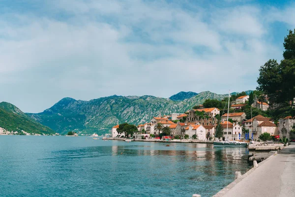 El casco antiguo de Perast en la orilla de la bahía de Kotor, Montenegro. Th —  Fotos de Stock