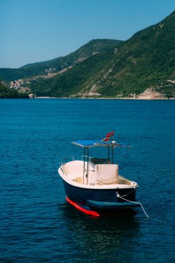 Ahşap tekneler su. Kotor Körfezi içinde Karadağ. Ma