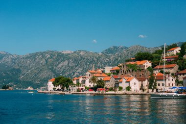 Eski şehir, Perast Kotor Koyu'ndaki, Karadağ kıyısında. İnci