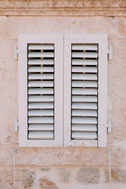 Beyaz pencere kepenkleri. Evlerin cephe