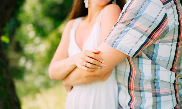 Le marié embrasse la mariée dans la forêt. Mariage à Xoegr — Photo