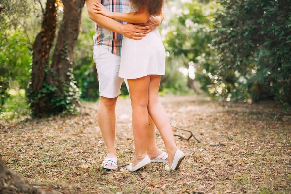 Der Bräutigam umarmt die Braut im Wald. Hochzeit in montenegr — Stockfoto