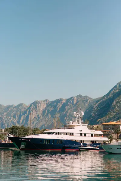 Sailboat near the old town of Kotor — Stock Photo, Image