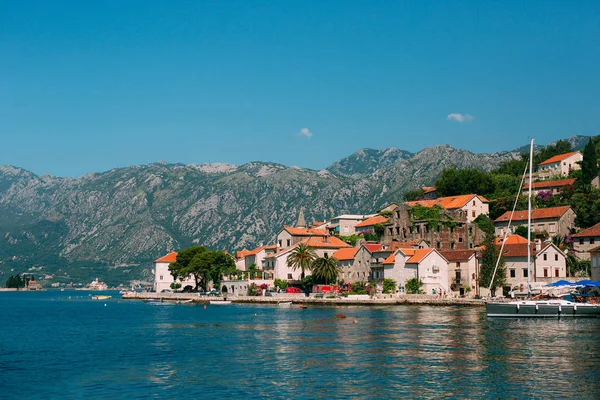 A régi város Perast a parton a Kotori-öböl, Montenegró. Th — Stock Fotó
