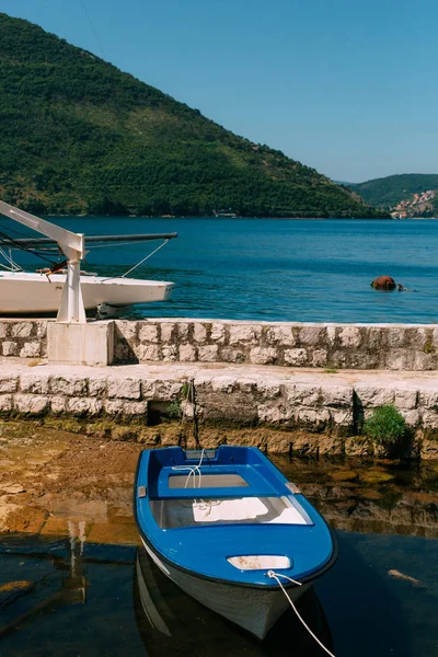 Ahşap tekneler su. Kotor Körfezi içinde Karadağ. Ma — Stok fotoğraf