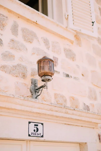 Lámpara vintage en la pared en la calle — Foto de Stock