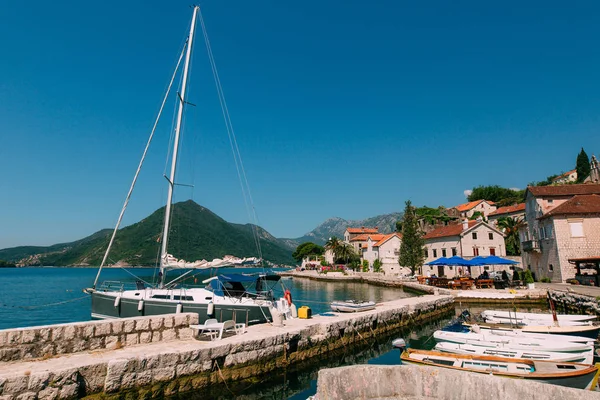 Sailboat in the ancient town of Perast in Bay of Kotor, Monteneg — Stock Photo, Image