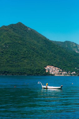 Balıkçı tekneleri Körfezi Kotor Karadağ